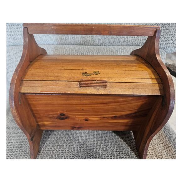 Vintage 1940s Cedar Sewing Box accordion lid - Picture 2 of 10